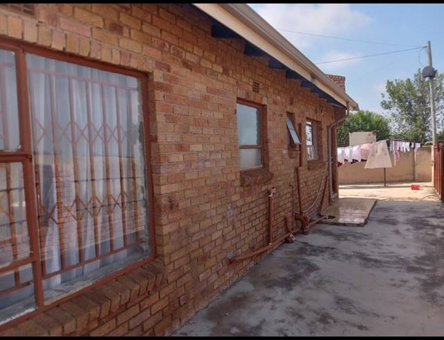 2 BEDROOM HOUSE FOR SALE IN TSAKANE